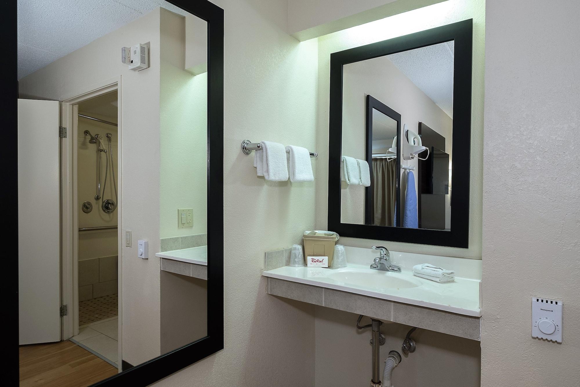 Red Roof Inn Cincinnati East - Beechmont Cherry Grove Екстериор снимка