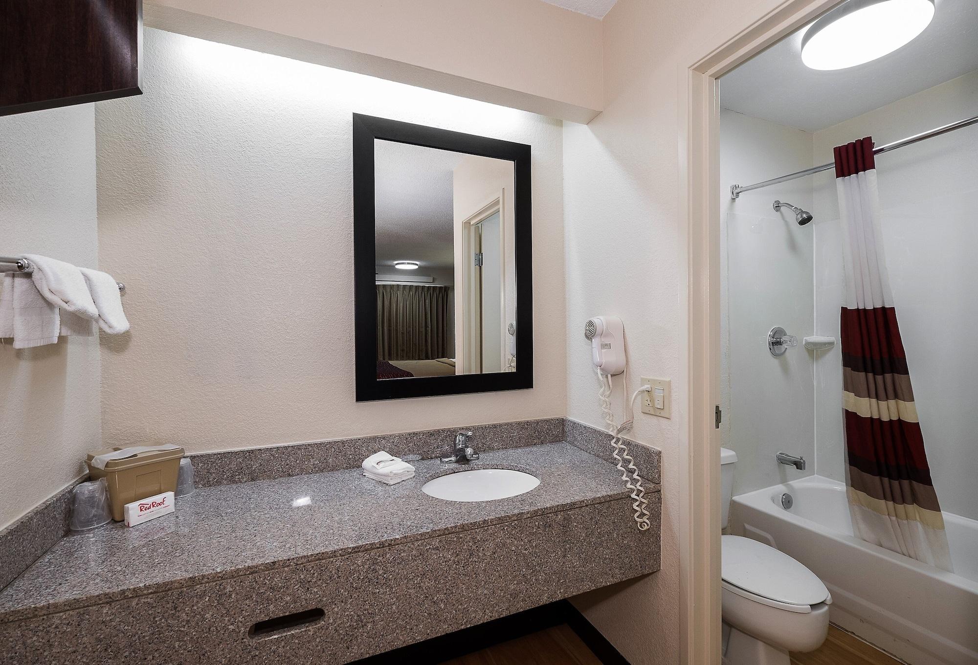 Red Roof Inn Cincinnati East - Beechmont Cherry Grove Екстериор снимка