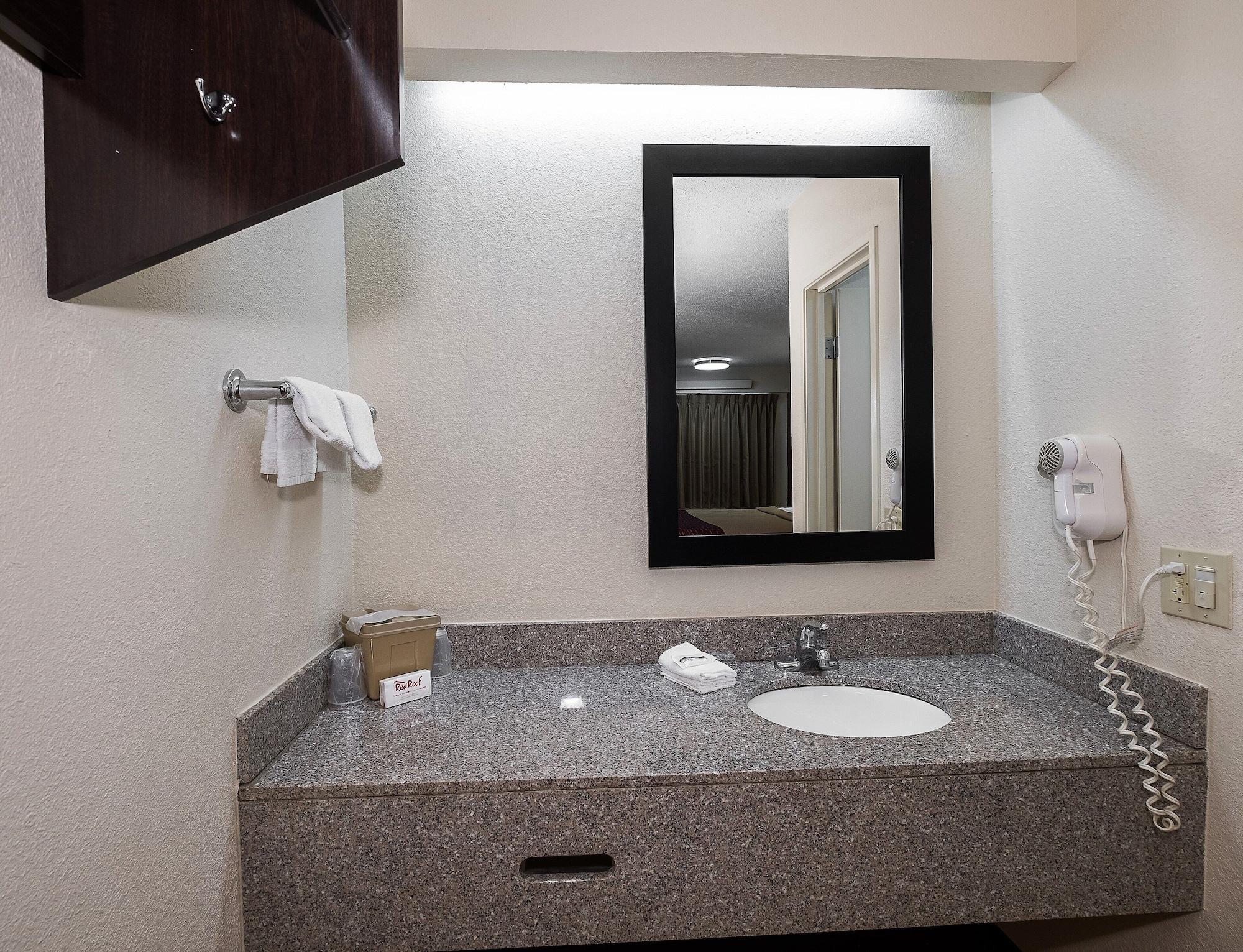 Red Roof Inn Cincinnati East - Beechmont Cherry Grove Екстериор снимка