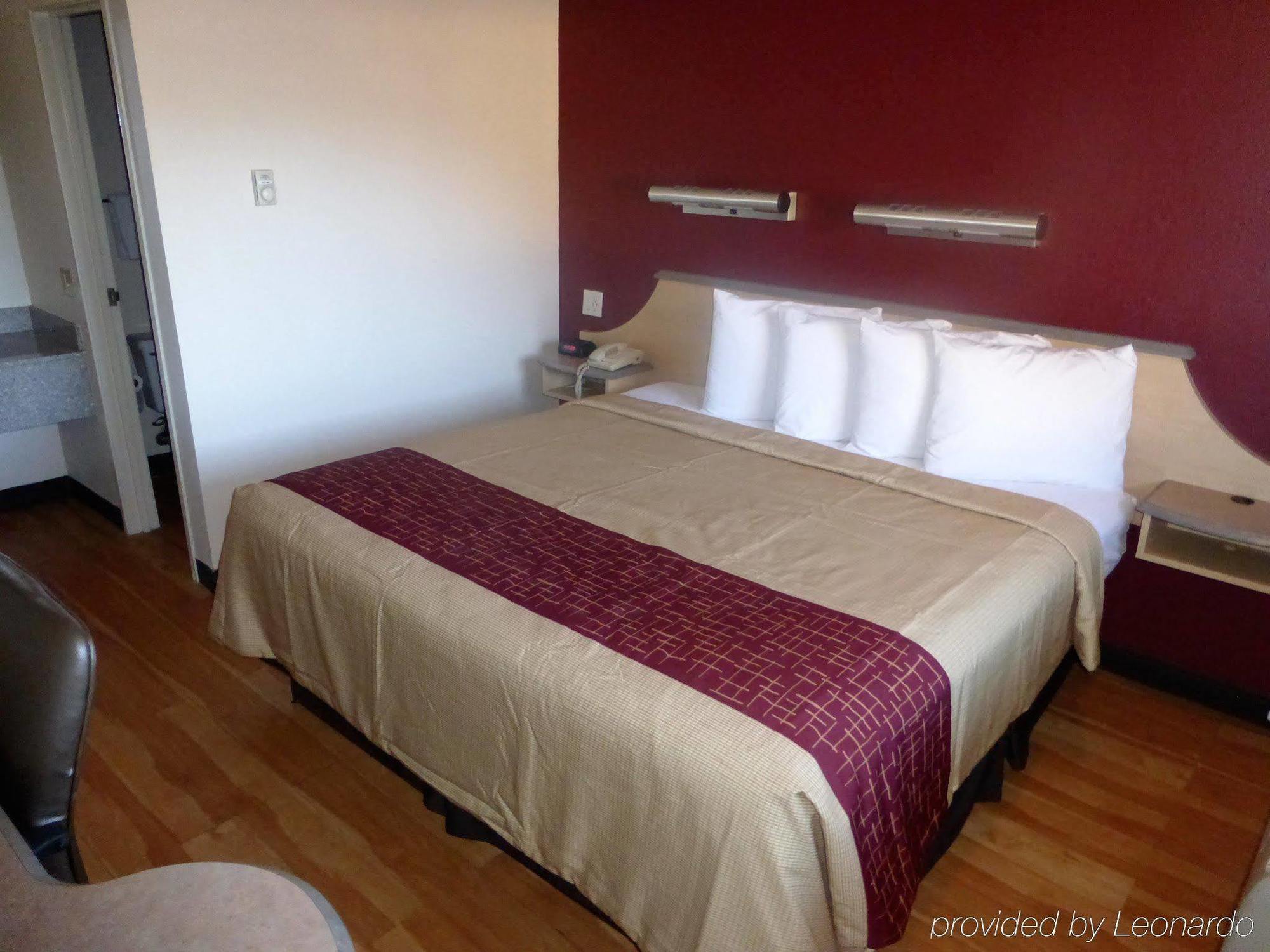 Red Roof Inn Cincinnati East - Beechmont Cherry Grove Екстериор снимка